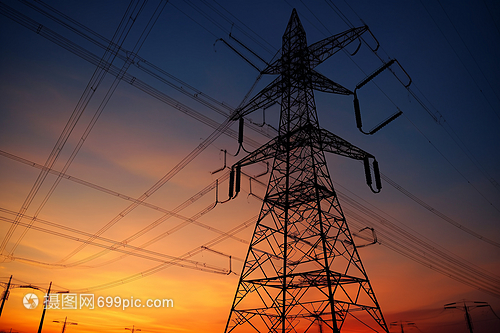 日落時分的電力塔 金具上的工業美學